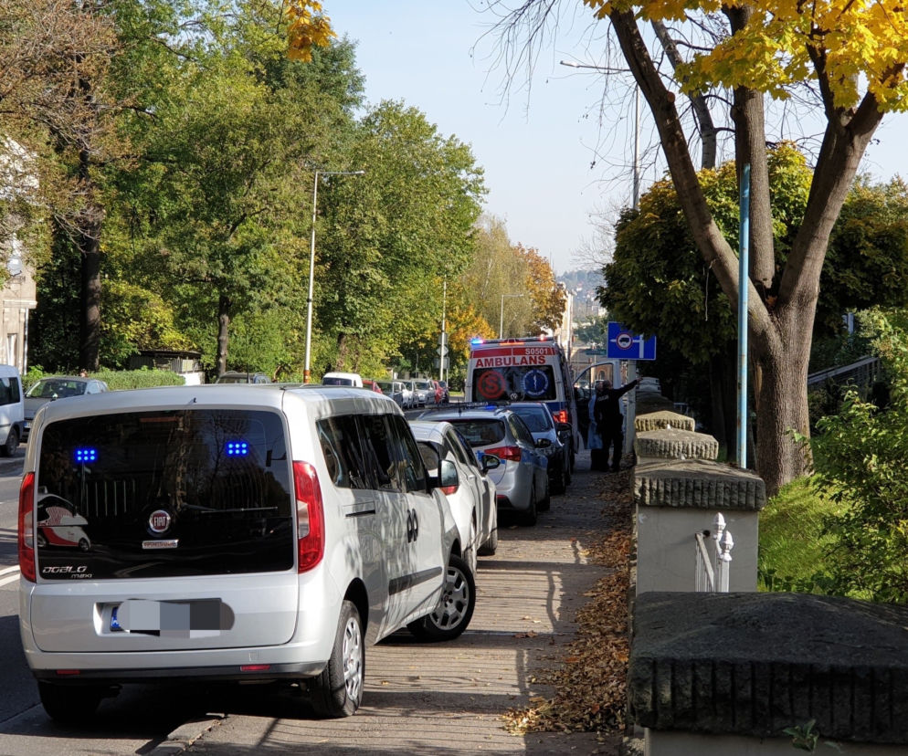 PILNE! GROZA w Bielsku-Białej. NOŻOWNIK wtargnął do centrum edukacji! 