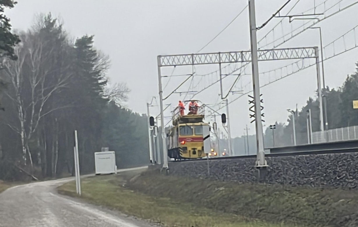 Uszkodzona trakcja i wybita szyba w pociągu. Służby badają tajemnicze zdarzenie