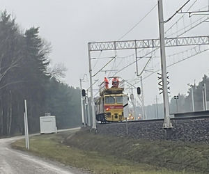 Uszkodzona trakcja i wybita szyba w pociągu. Służby badają tajemnicze zdarzenie