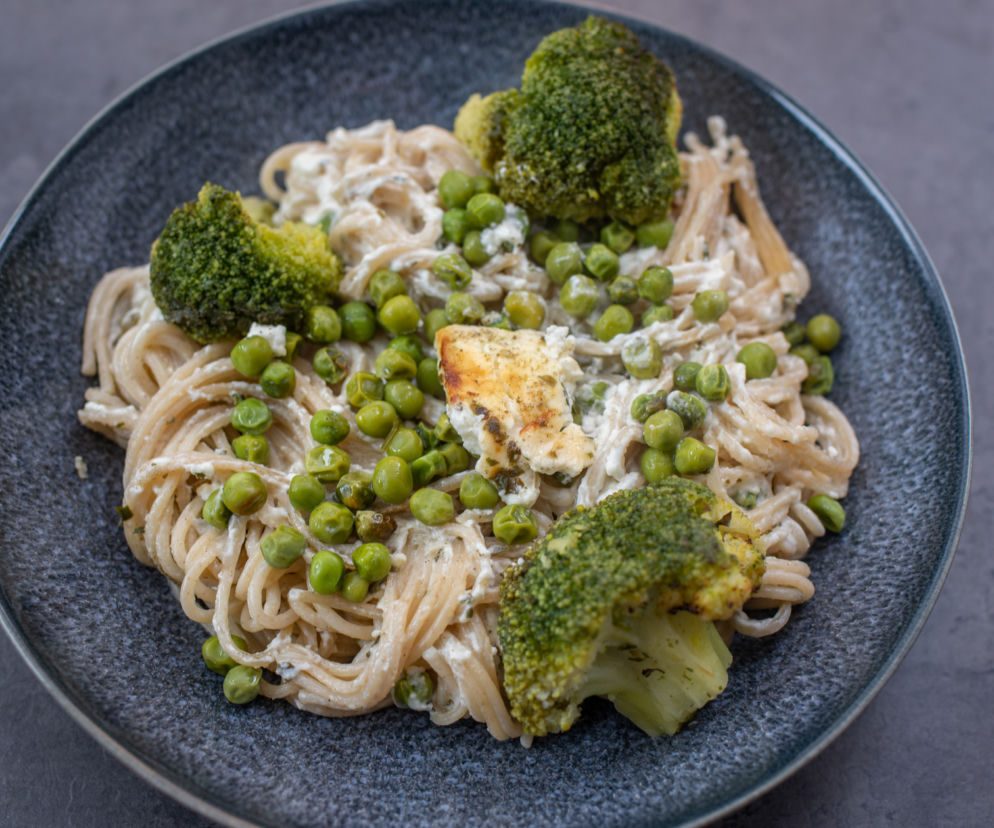 Spaghetti z pieczoną fetą, brokułami i groszkiem: nowy przepis na FETA PASTA
