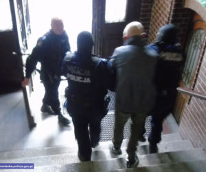21-latek zaatakował policjantkę w krzakach i zaczął ją dusić