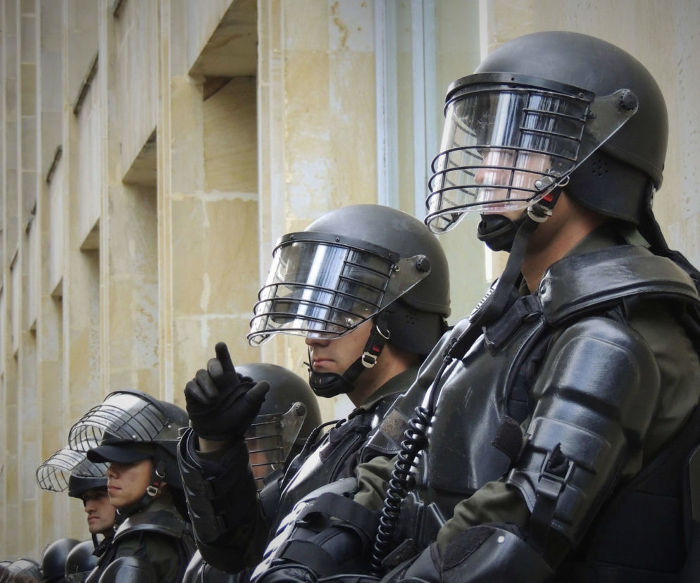 Głogów. Policjant na demonstracji bił kobietę pałką. Prokuratura umarza śledztwo 