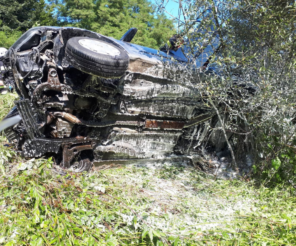 O krok od tragedii w Naszacowicach. Opel uderzył w latarnię i zatrzymał się na skarpie
