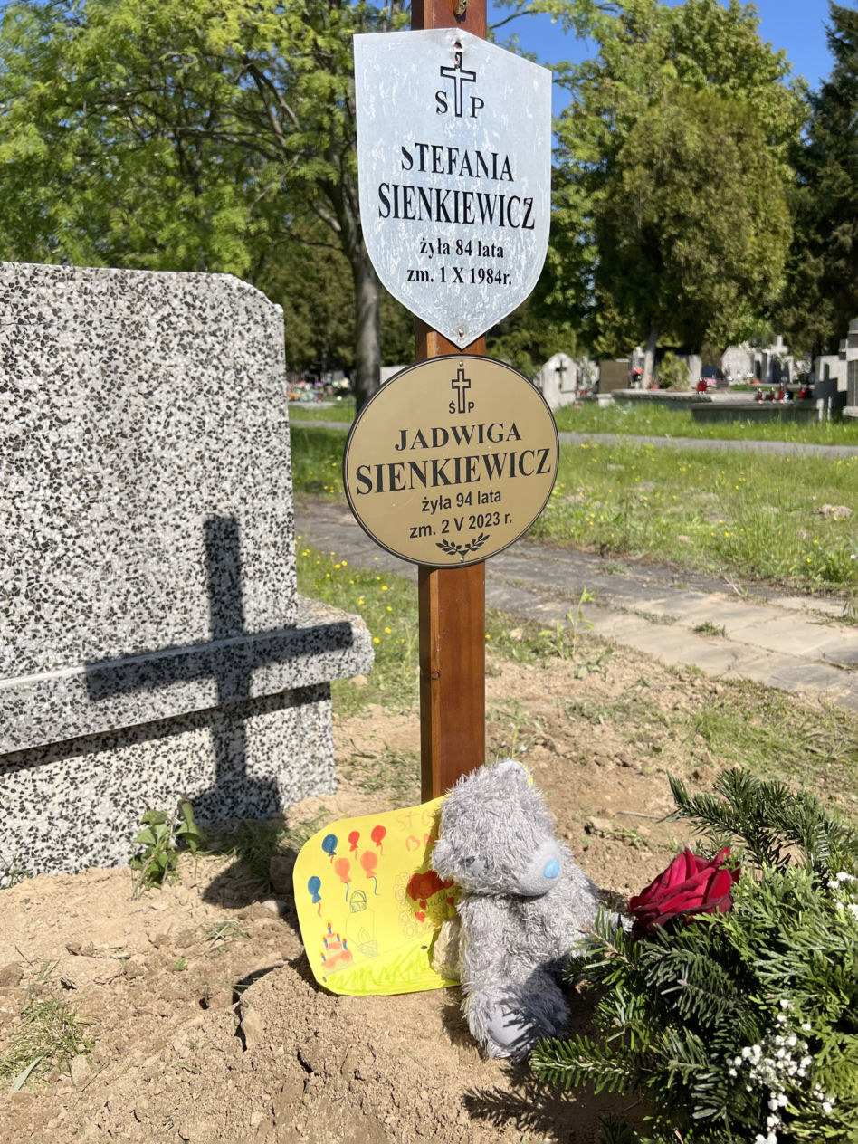 Barbara Sienkiewicz pochowała mamę. Dzieci dały babci wzruszający prezent. 