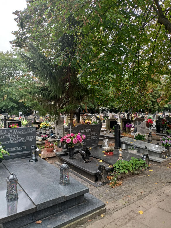 Ceny zniczy i wiązanek. Cmentarz Winiarski - Piątkowo Poznań