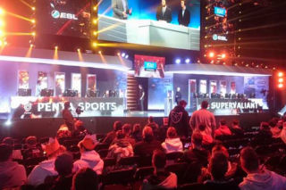 E-sport to milionowe nagrody i profesjonalni zawodnicy. Jak komputerowy sport zmienił się przez 10 lat?