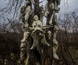 Przerażający totem pod Warszawą
