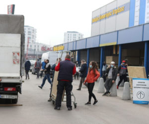 Mieszkańcy Warszawy szturmują markety budowlane