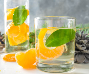 Świąteczny drink mandarynkowy z ginem i prosecco lub dowolnym winem musującym