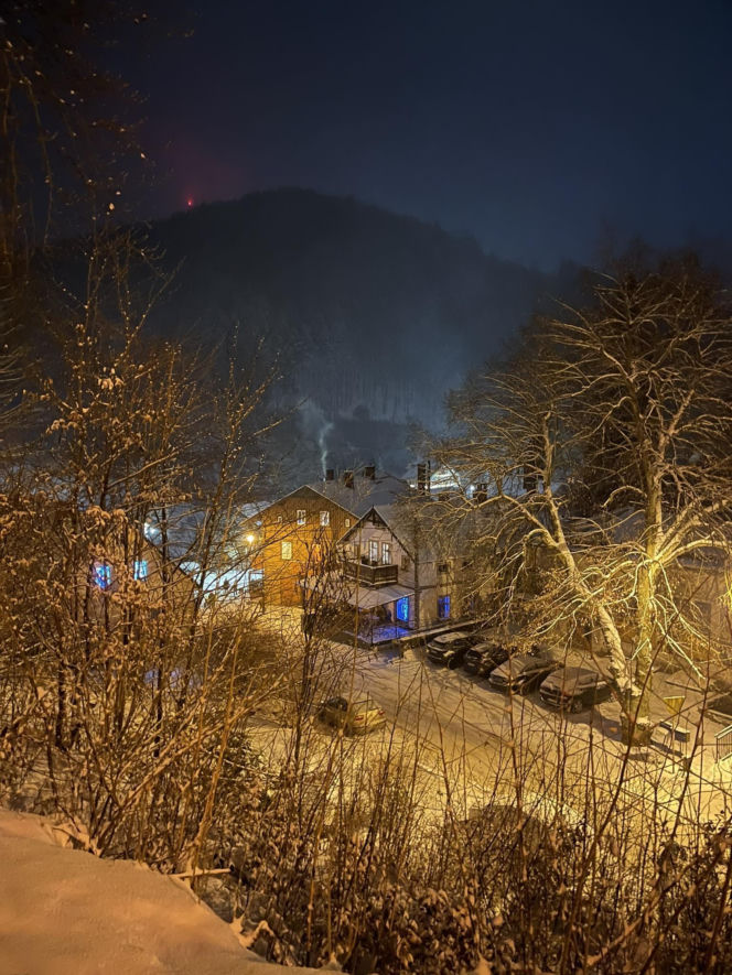 Zapomnij o Zakopanem! Ta wieś na Dolnym Śląsku zimą zamienia się w bajkową krainę