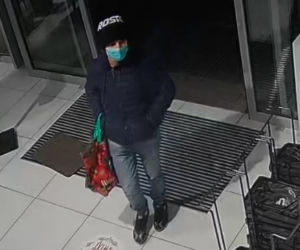 Wynieśli ubrania ze sklepu i zniknęli! Szuka ich policja z Solca Kujawskiego [ZDJĘCIA]