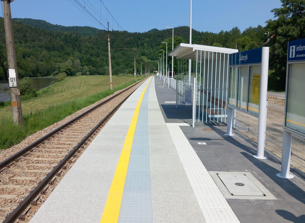Nowe perony i infrastruktura kolejowa na "kryniczance" w Dolinie Popradu