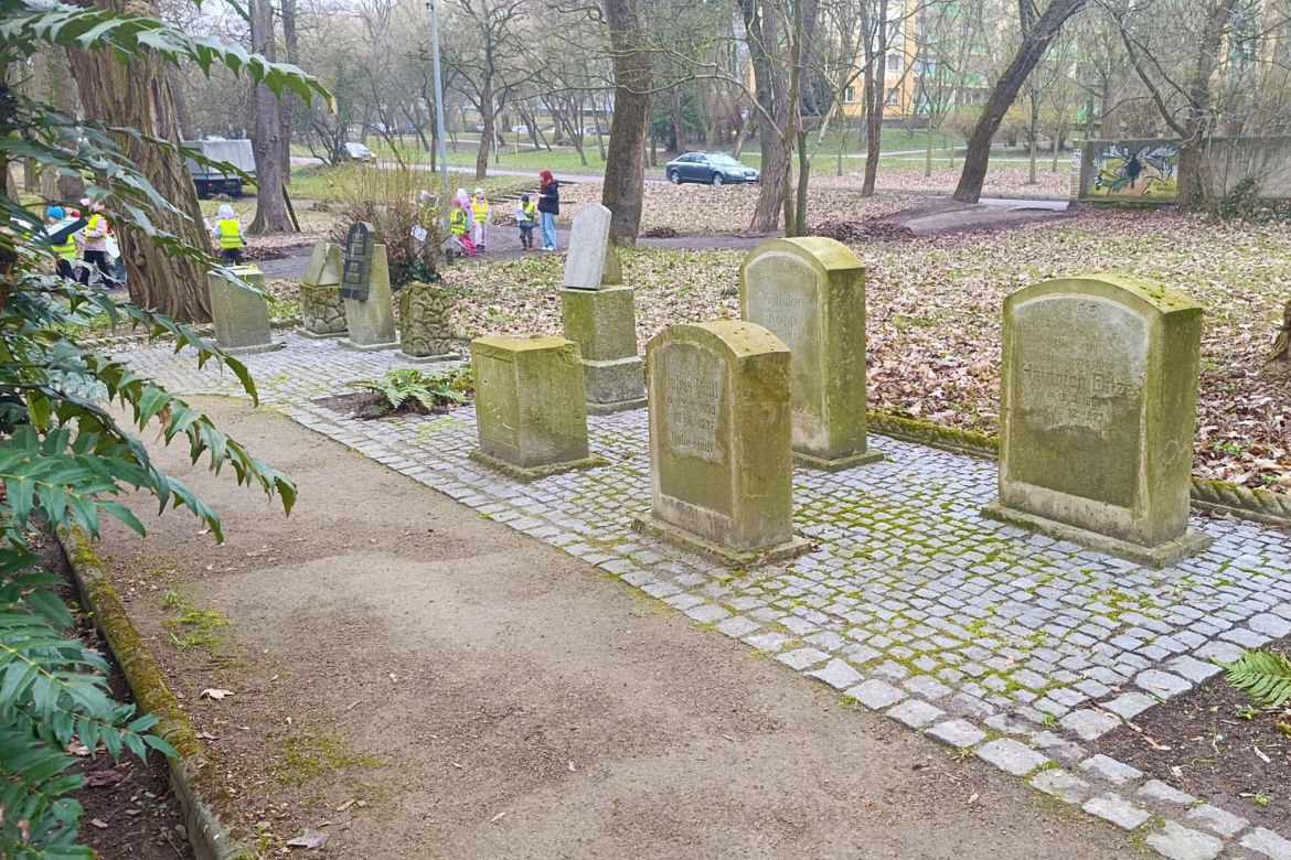 Wandalizm w lapidarium