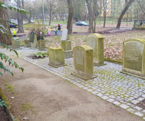 Wandalizm w lapidarium