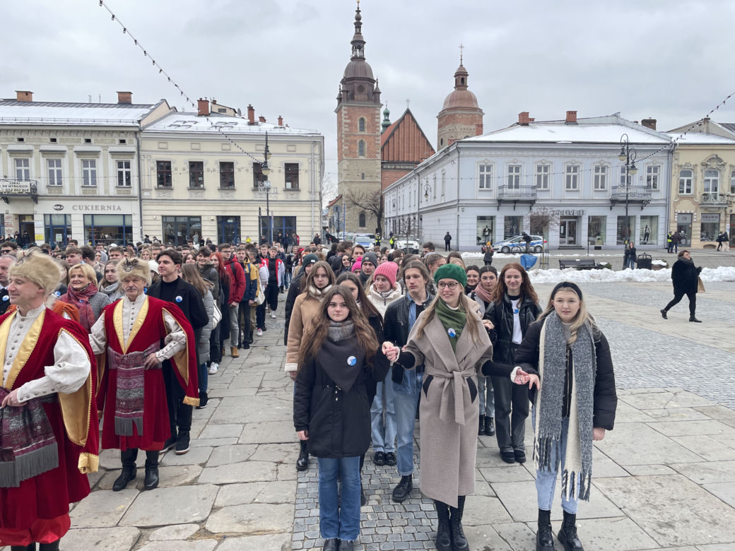Maturzyści zatańczyli na Rynku poloneza