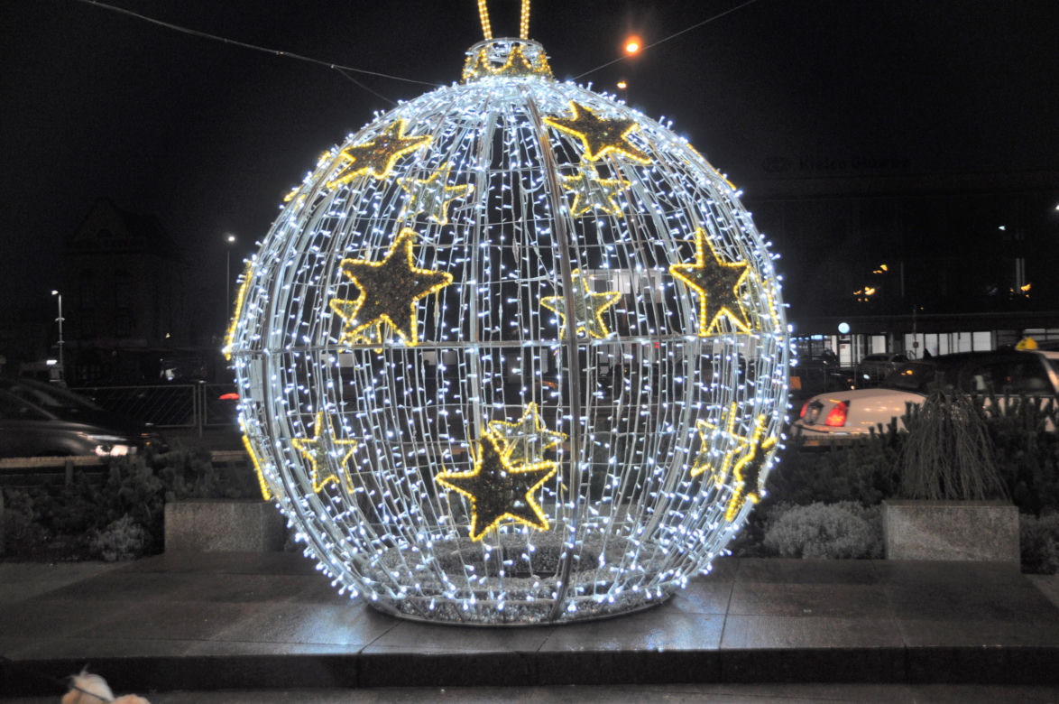 Świąteczne iluminacje na deptaku i Placu Artystów w Kielcach