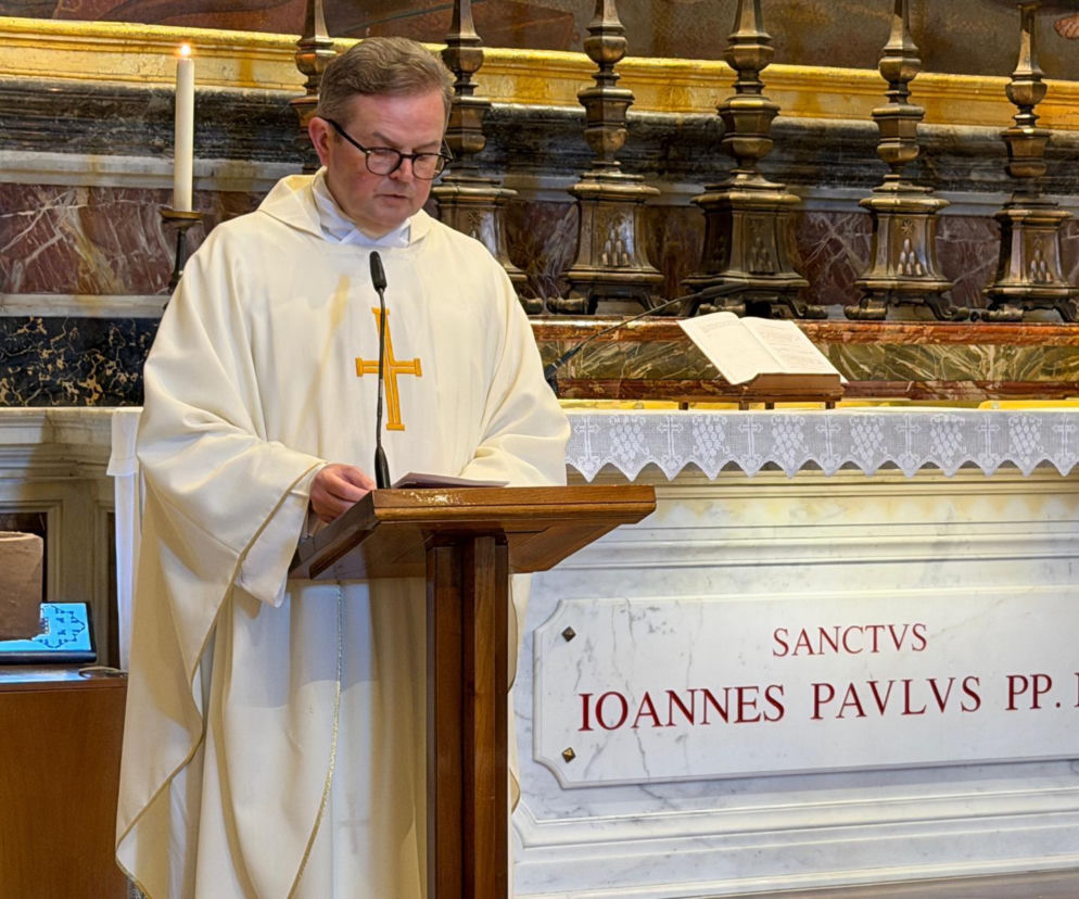 Ks. Paweł Ptasznik podczas Mszy św. w 106. rocznicę urodzin Karola Wojtyły 18 maja 2026 r.