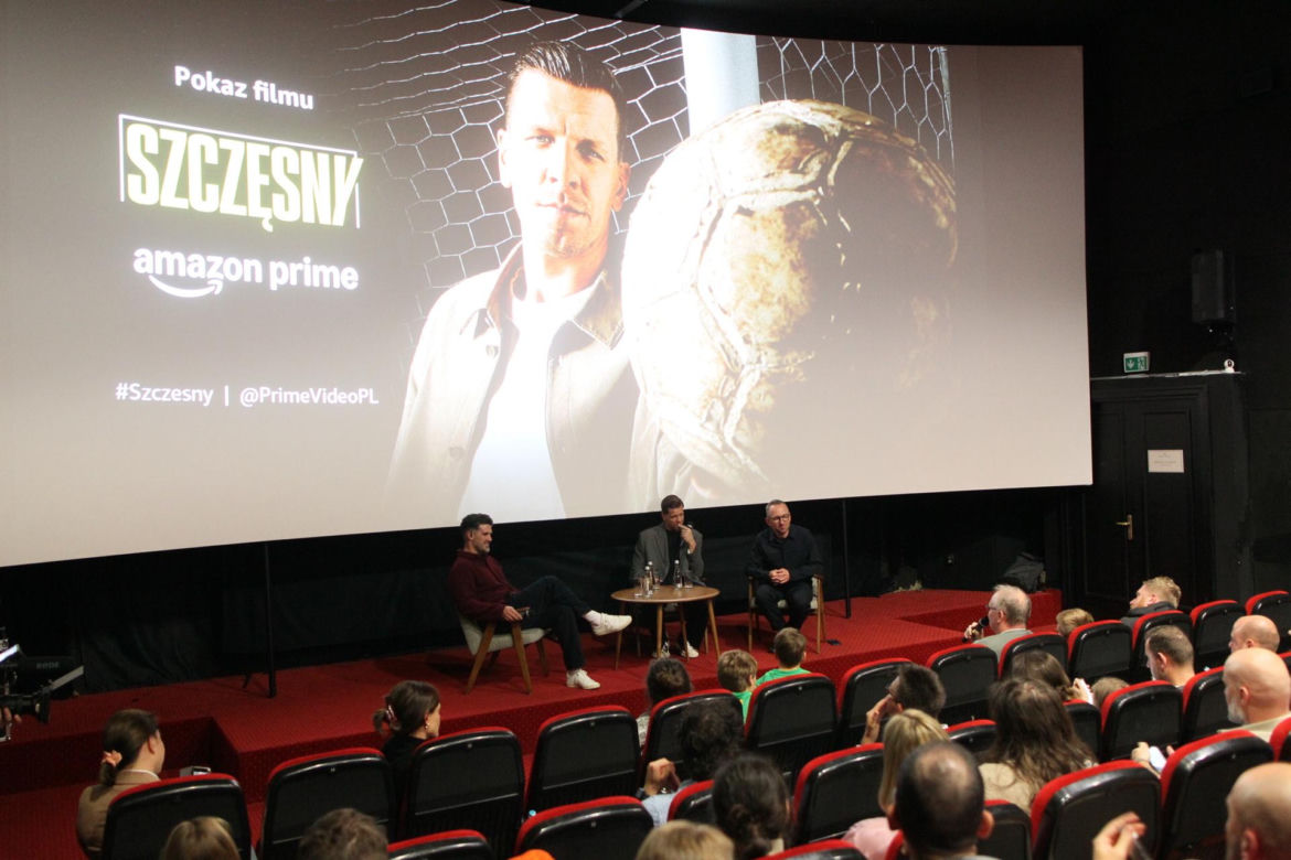 Wojciech Szczęsny z dziećmi na premierze filmu o sobie