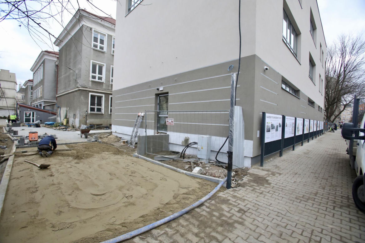Absurdalny płot na Pradze zamienił się w wystawę