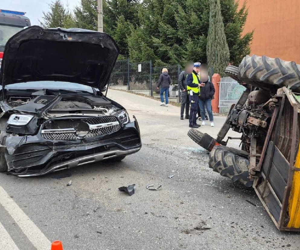 Zderzenie ciągnika rolniczego z Mercedesem w Starachowicach. 75-latek w szpitalu