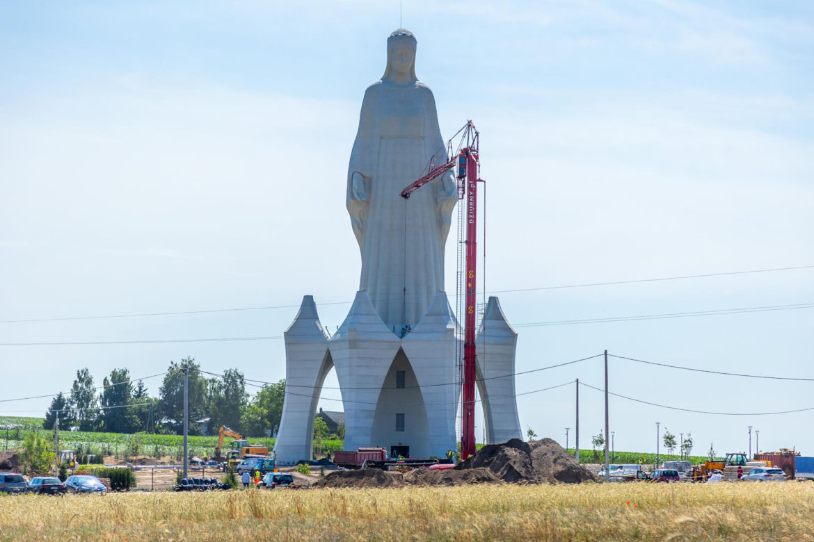Budowa pomnika Matki Boskiej w Konotopiu