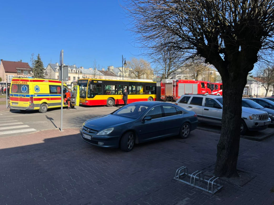 Tragedia w Górze Kalwarii. Nie żyje pasażerka autobusu