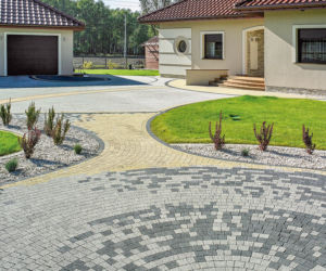 Nawierzchnia przed domem - kształtki betonowe