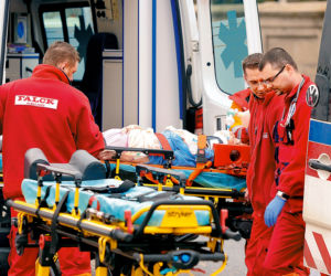 Pacjentka wypadła z karetki i zginęła