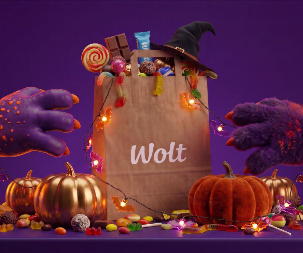 Papierowa torba Wolt wypełniona słodyczami, obok dynie i łapy potworów. O trendach na Halloween przeczytasz w serwisie Eska.