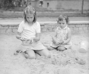 Zabawa w piaskownicy (1979 r.).