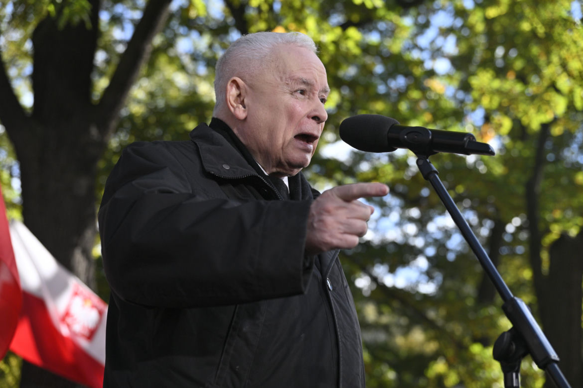 Jarosław Kaczyński w trakcie protestu przed Trybunałem Konstytucyjnym
