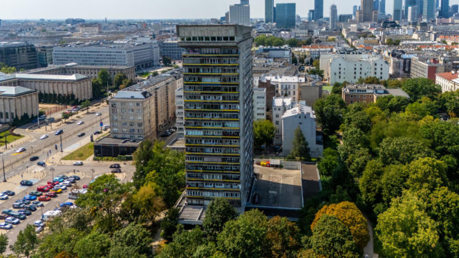 Młotek przy ul. Smolnej 8 w Warszawie