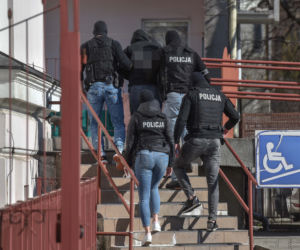 Podejrzany o zamordowanie trójki dzieci Radosław K. doprowadzony do prokuratury przez kilku uzbrojonych policjantów