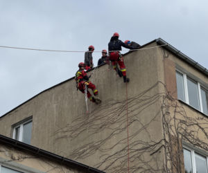 Potężne manewry strażaków na Pomorzu. Do akcji weszły psy ratownicze i policyjni antyterroryści