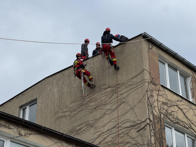 Potężne manewry strażaków na Pomorzu. Do akcji weszły psy ratownicze i policyjni antyterroryści