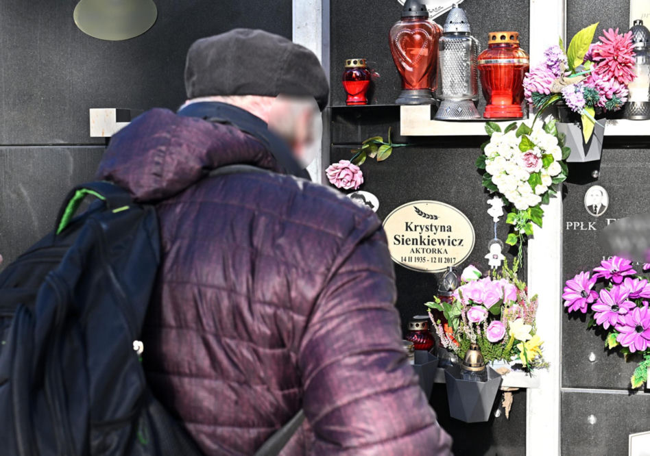 Skromny grób Krystyny Sienkiewicz. Na cmentarzu można przeoczyć miejsce, w którym spoczywa aktorka