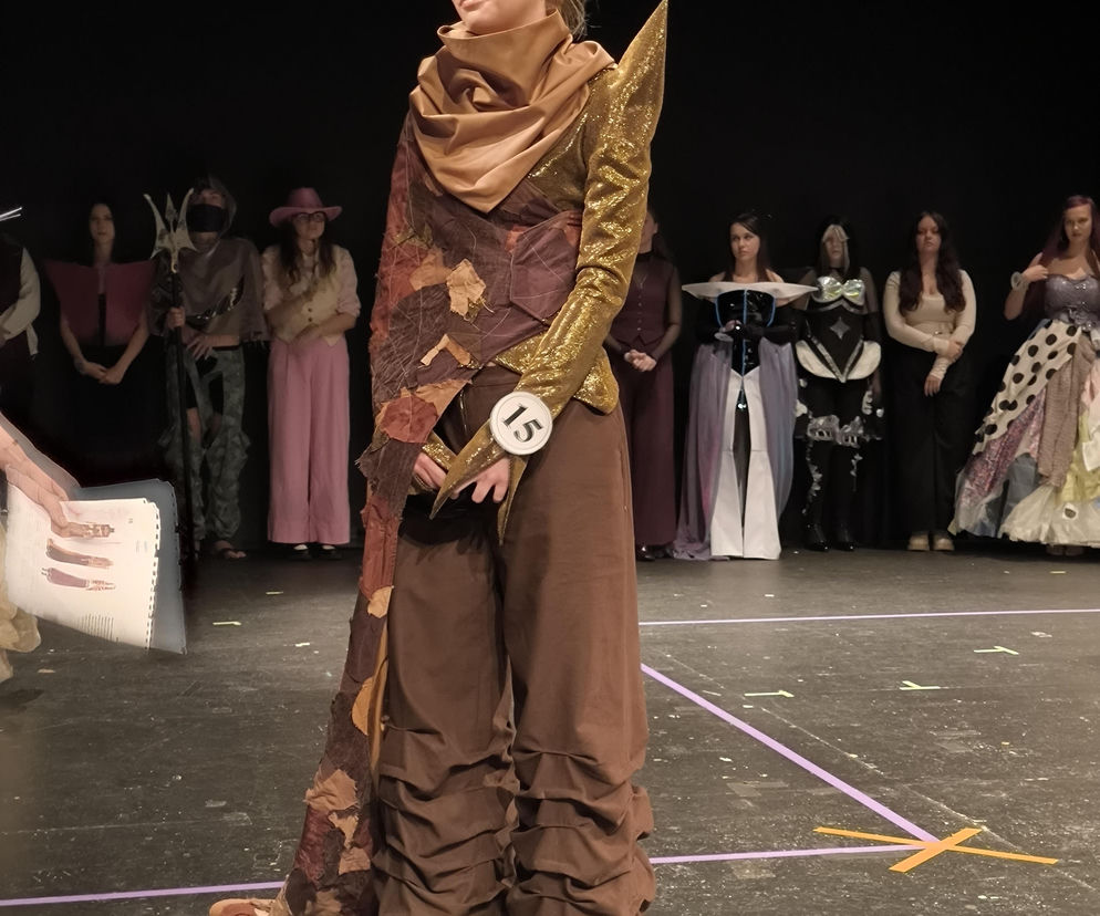 Leszno: młodzi projektanci zachwycili w Teatrze Miejskim. Paulina Irzuth zwyciężczynią „Szmaragdowego Guzika”