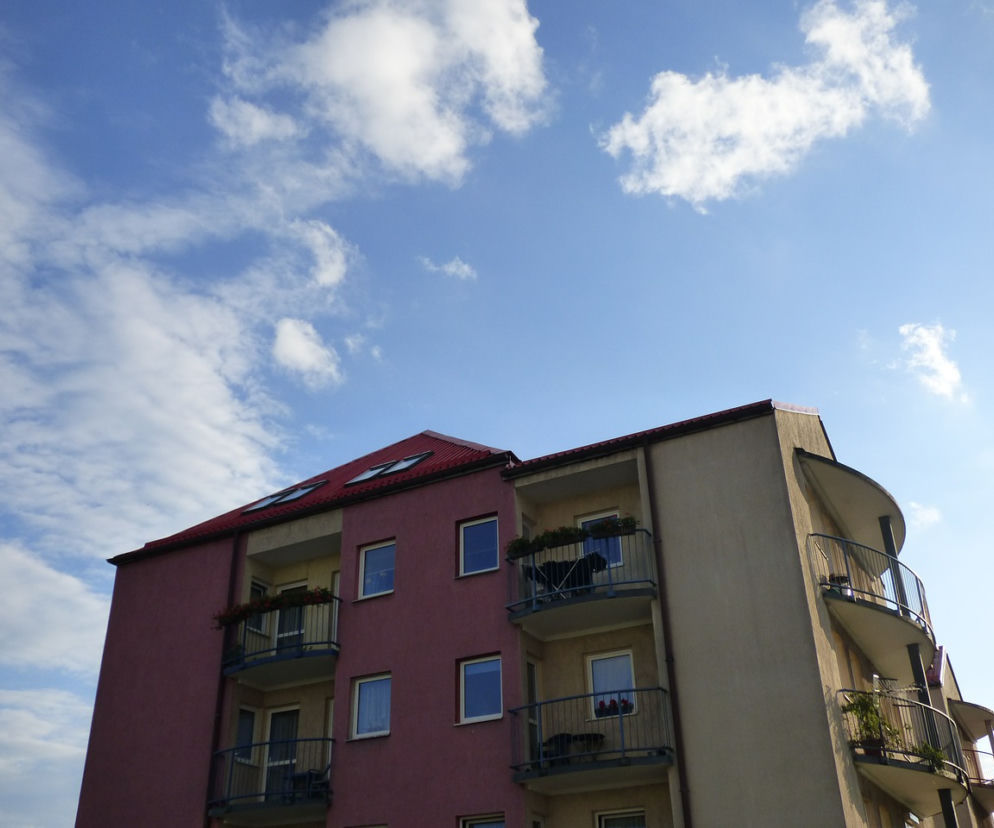 Mława. Dwoje dzieci na zewnętrznym parapecie na 4. piętrze?! Zgłoszenie postawiło na nogi straż i policję!