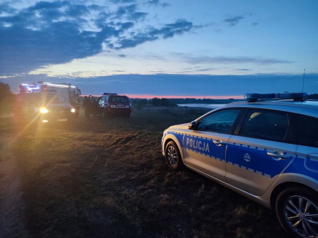 Krzyczała przez telefon, że się topi! 46-latka utonęła w aucie, które wjechało do Bugu pod Wyszkowem! [ZDJĘCIA].