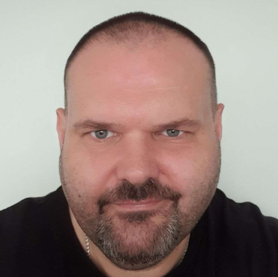 Tak dziś wygląda Jacek Wroński, czyli Robuś z "Misia". Ma prawie 50 lat!
