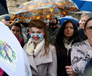 Marsz antycovidowców w Poznaniu. Protestujący: „Zakończyć PLANDEMIĘ! [ZDJĘCIA]