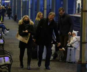 Donald Tusk z rodziną na dworcu kolejowym w Sopocie