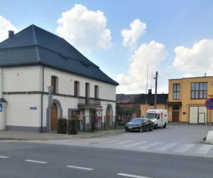 To jedno z najpiękniejszych miast w woj. łódzkim. Rośnie w nim dąb, pod którym miał odpoczywać Napoleon