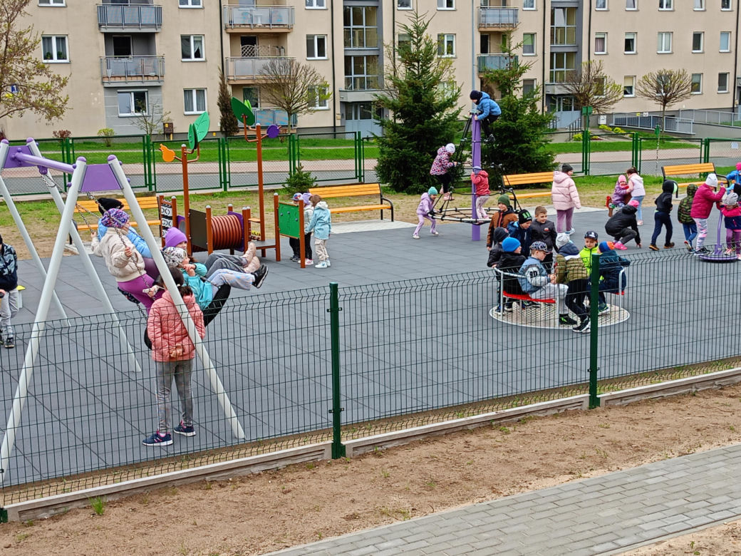 Nowy plac zabaw przy SP nr 8 w Siedlcach jest ogólnodostępny dla wszystkich mieszkańców miasta i dostosowany do potrzeb osób z niepełnosprawnością ruchową