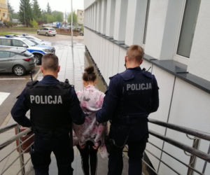 Suwałki. W słoikach były narkotyki, a w ogródku namiot z plantacją [ZDJĘCIA]