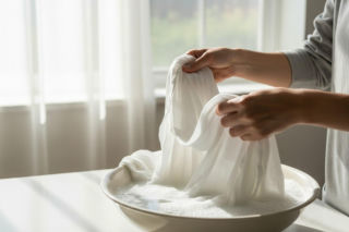 Zastosuj ten babciny trik. Twoje firanki na Boże Narodzenie odzyskają śnieżną biel