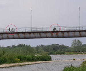 Most w Ostrowie - mieszkańcy łamią zakaz i przekraczają przeprawę