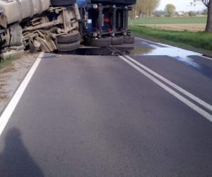 Ciężarówka przewróciła się na jezdnię