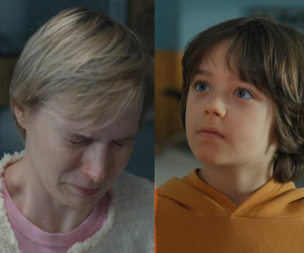 Sonia (Weronika Nockowska) ze łzami w oczach i Mateuszek (Filip Kowalewicz) spoglądający w górę, wyrażający rozpacz po aresztowaniu Soni. Zdjęcia z serialu „Barwy szczęścia” dostępne są na Super Seriale.