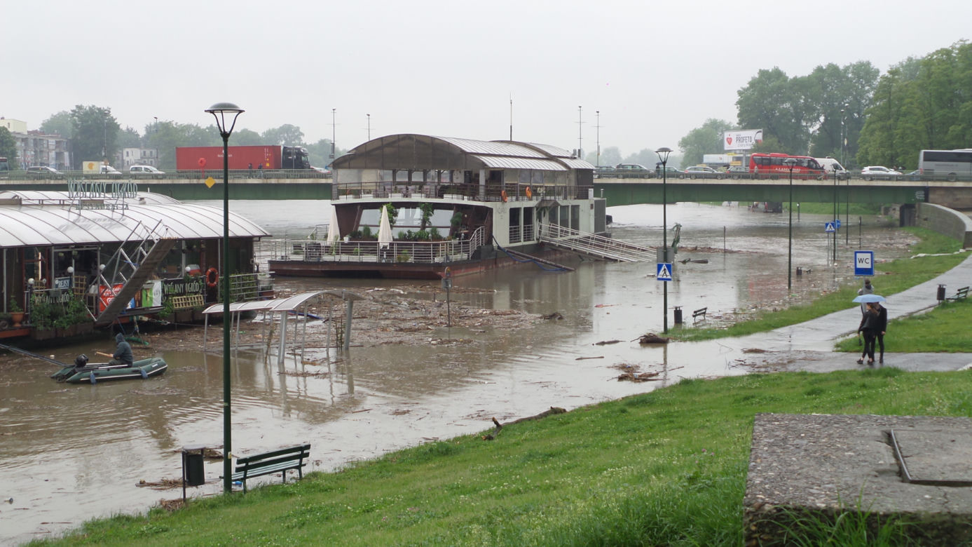 Powódź w Krakowie 24.05.2019: Fala kulminacyjna na Wiśle: zalane bulwary, "okropny widok"
